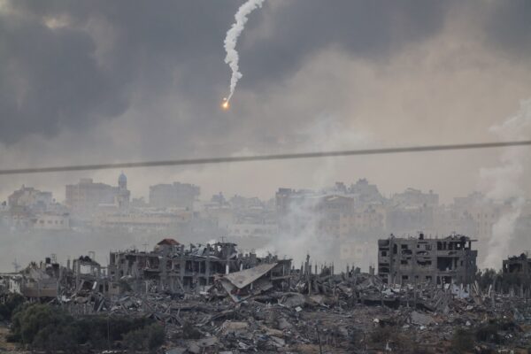 פצצות עשן של צה״ל בשכונת ג׳באליה ברצועת עזה (צילום: REUTERS/Alexander Ermochenko)