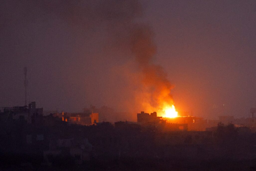 תקיפה של צה״ל בצפון רצועת עזה (צילום: REUTERS/Alexander Ermochenko)