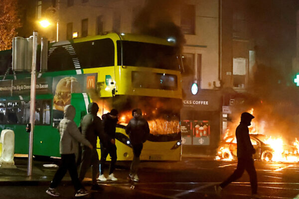 אוטובוס שהוצת במהומות בדבלין, אירלנד, בעקבות אירוע הדקירה בו נפצעה אנושות ילדה בת חמש (REUTERS/Clodagh Kilcoyne)