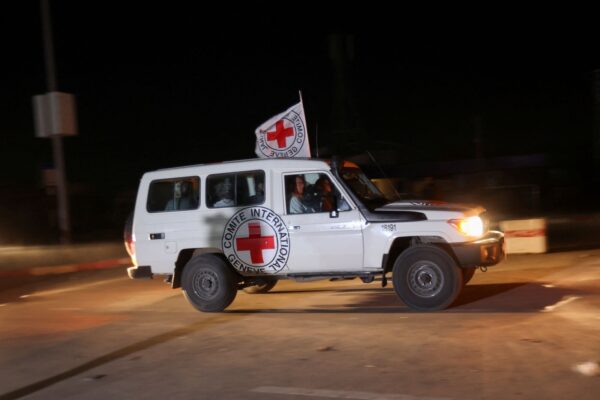 רכב של הצלב האדום מגיע למעבר רפיח, לקראת יישום עסקת החטופים בין חמאס לישראל (צילום: REUTERS/Ibraheem Abu Mustafa)