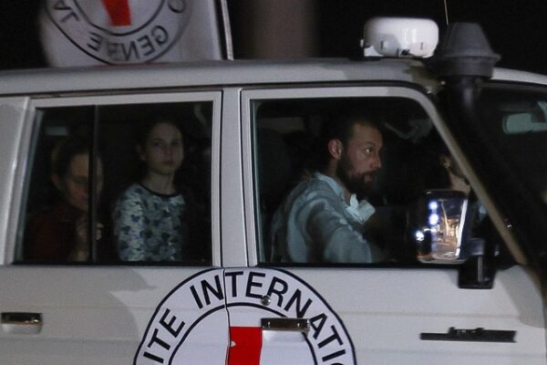 החטופים הישראלים ששוחררו בפעימה השנייה ברכב הצלב האדום (צילום: REUTERS/Ibraheem Abu Mustafa)