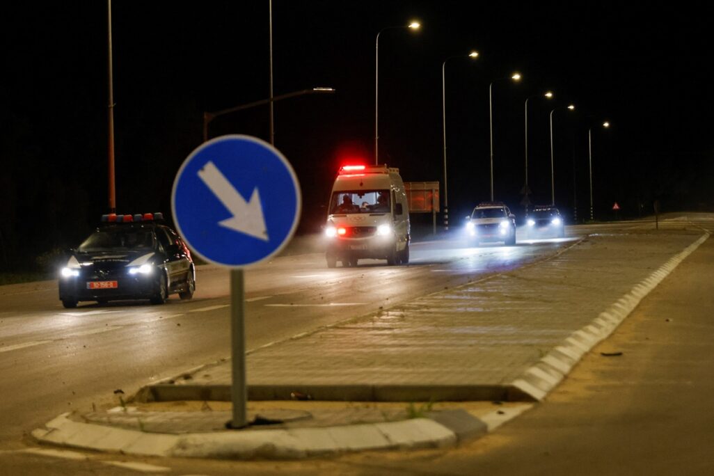 שיירת החטופים סמוך למעבר כרם שלום בשטח ישראל (צילום: REUTERS/Amir Cohen)