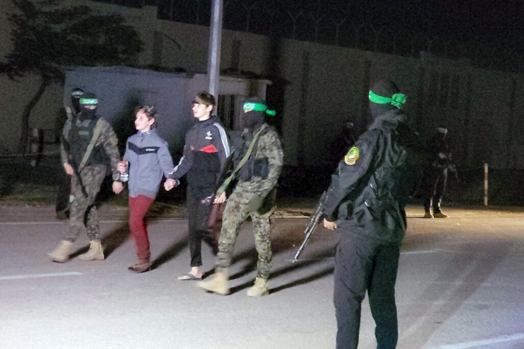 האחים אור (16) ויגיל יעקב (12) מועברים מידי חמאס לצלב האדום (צילום: Anadolu via Reuters Connect) האחים אור (16) ויגיל יעקב (12) מועברים מידי חמאס לצלב האדום (צילום: Anadolu via Reuters Connect)