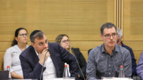 מנכ"ל משרד הבריאות משה בר סימן טוב (מימין) ויו"ר ועדת הבריאות בכנסת, יונתן משריקי (צילום: נועם מושקוביץ, דוברות הכנסת)