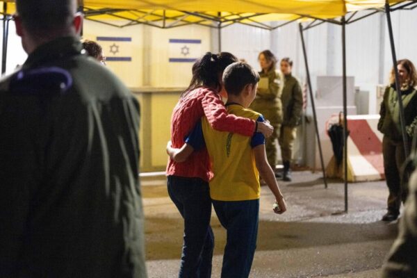 איתן יהלומי נפגש עם אמו לאחר השחרור (צילום: דובר צה"ל)
