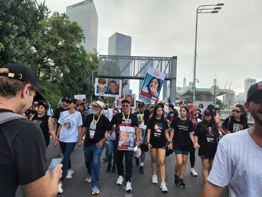צעדת משפחות החטופים (צילום: דפנה איזברוך)