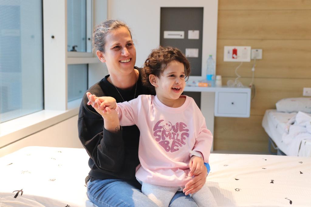 המפגש הראשון של אביגיל עידן ששוחררה אמש משבי חמאס, עם בני משפחתה (צילום: באדיבות המשפחה)