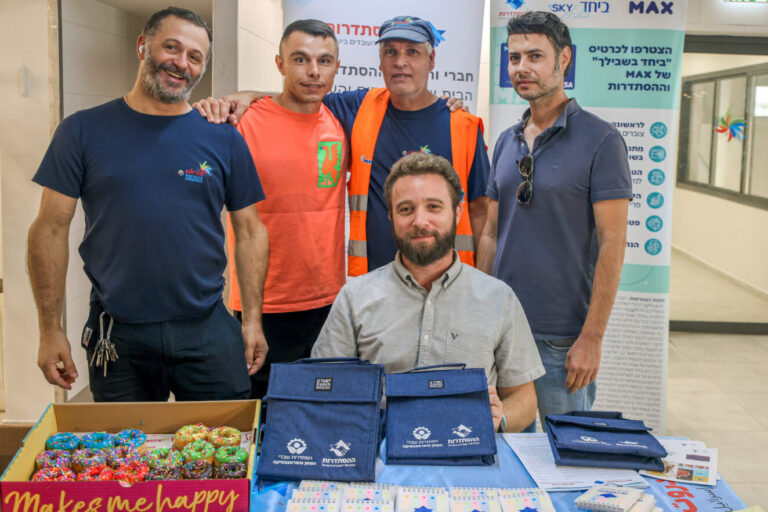 נציגי ההסתדרות במפעל שטראוס מלוחים בשדרות (צילום: כדיה לוי)