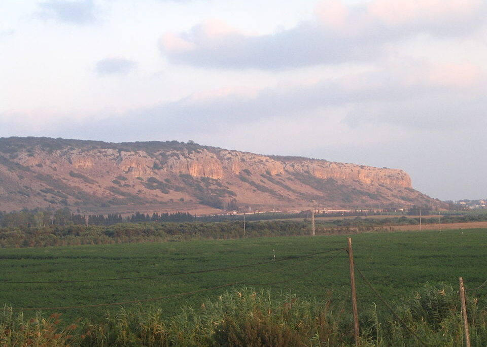 הרי הכרמל, מבט ממערב מכיוון קיבוץ מעגן מיכאל (צילום: Chadner / Wikimedia commons) הרי הכרמל, מבט ממערב מכיוון קיבוץ מעגן מיכאל (צילום: Chadner / Wikimedia commons)