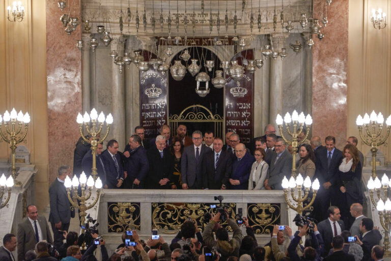 טקס הפתיחה מחדש של בית הכנסת אליהו הנביא באלכסנדריה, מצרים, 2020. בית הכנסת הוקם במאה ה-14 ושופץ ב-2020-2017 על ידי ממשלת מצרים (צילום: AP Photo/Hamada Elrasam)