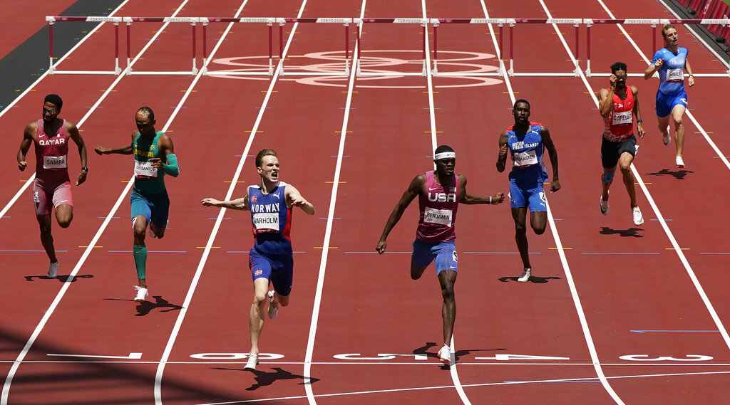 קרסטן וורהולם מנורבגיה חוצה ראשון את קו הסיום בגמר 400 מטר משוכות לגברים באולימפיאדת טוקיו 2021 (צילום: AP//Charlie Riedel)