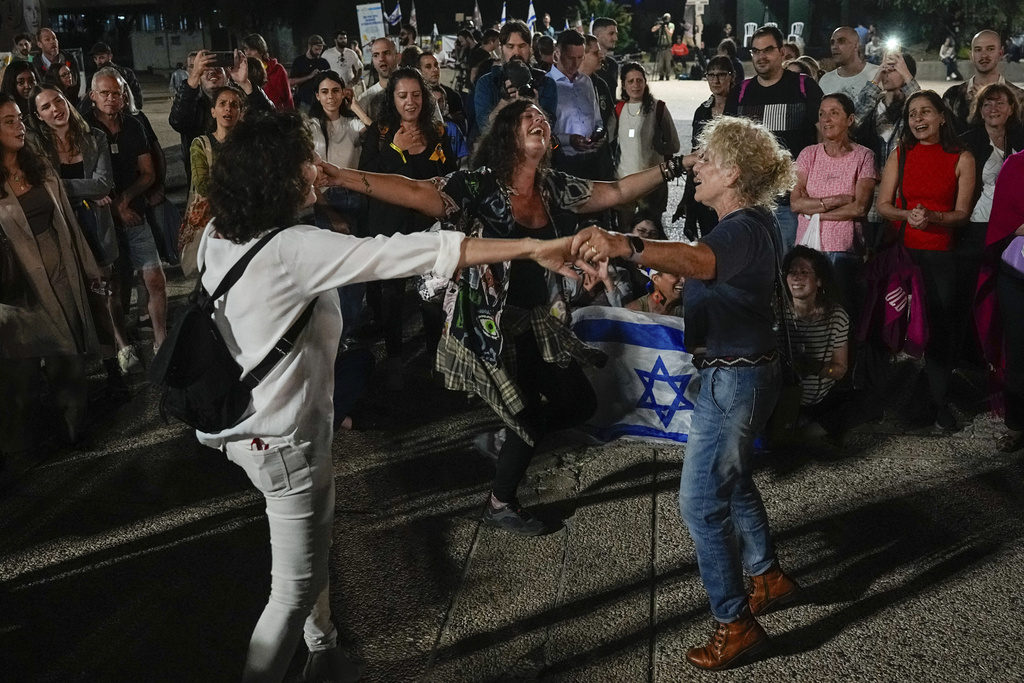 חגיגות בתל אביב אחרי שחרור 13 החטופים והחטופות הישראלים שהוחזקו על ידי חמאס בעזה ושוחררו בפעימה הראשונה (צילום: AP/Ariel Shalit)