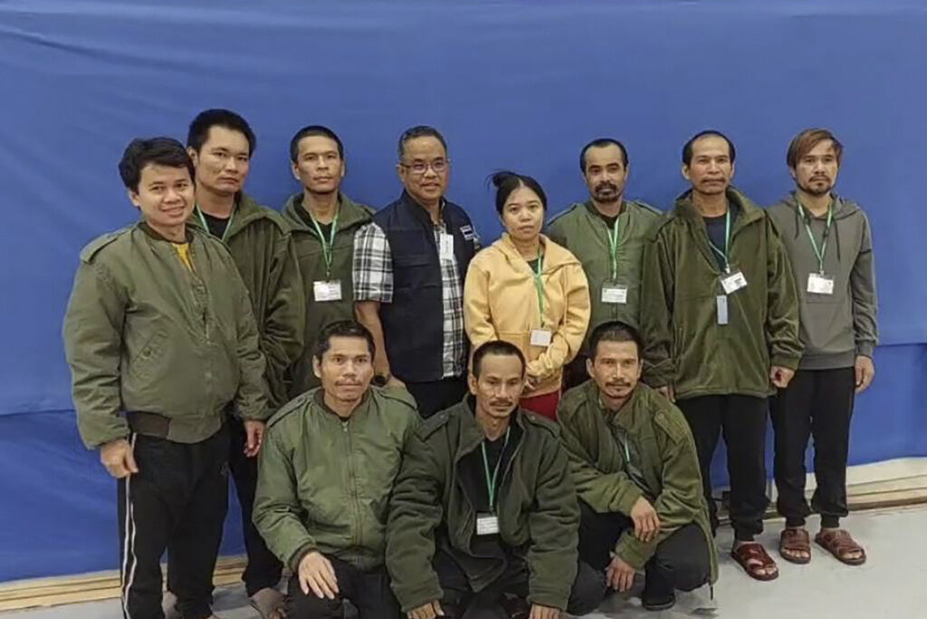 הזרים ששוחררו משבי חמאס (צילום: Thailand's Foreign Ministry via AP) הזרים ששוחררו משבי חמאס (צילום: Thailand's Foreign Ministry via AP)