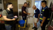 משה ראש (מימין), הלל ליאור, ארז בריגה ודוד אלייב מסתכלים על הנזק בחלון ביתו של ליאור באשקלון (צילום: דוד טברסקי)