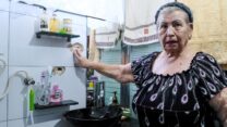 נאדז'דה אסטרקס מסמנת את חור הקליע בחדר האמבטיה בביתה (צילום: דוד טברסקי)
