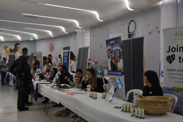 יריד תעסוקה למפונים בקניון ים המלח (צילום: הדס יום טוב)
