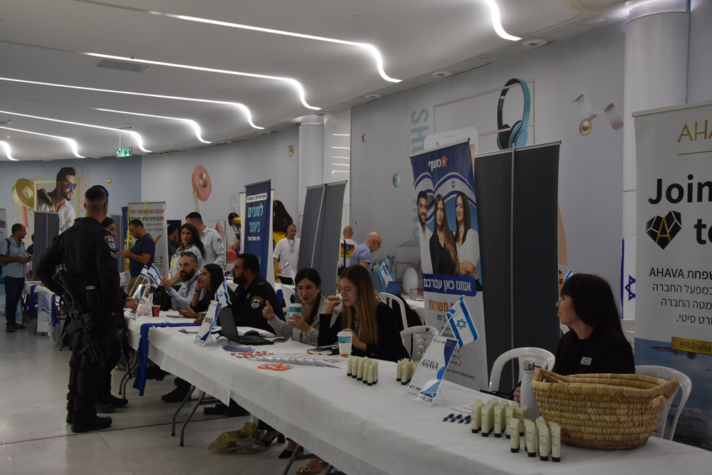 יריד תעסוקה למפונים בקניון ים המלח (צילום: הדס יום טוב)