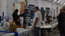 יריד תעסוקה למפונים בקניון ים המלח (צילום: הדס יום טוב)