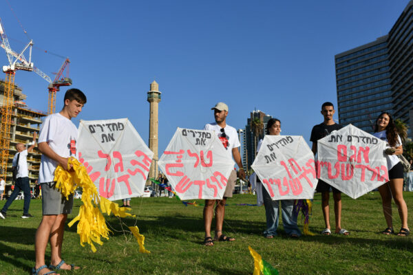 עפיפונים להחזרת בני משפחת גולדשטיין (צילום: יונתן בלום)