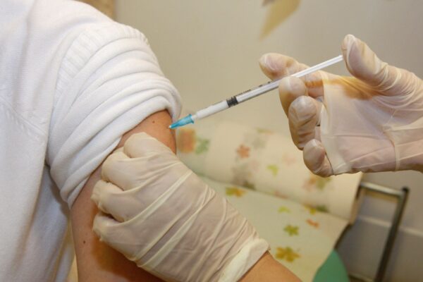 מטופל מקבל חיסון לשפעת (צילום: מרים אלסטר/פלאש90)