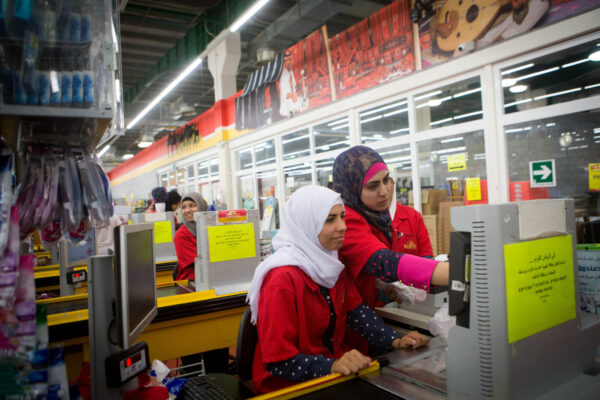 נשים בדואיות עובדות בסניף רשת הסופרמרקטים 'קינג סטור' בבאר שבע, 2015 (צילום: מרים אלסטר, Flash90)
