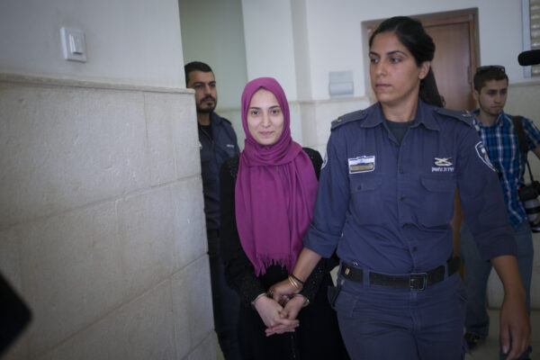 שרוק דוויאת, אחת האסירות שצפויות להשתחרר, מובאת למשפט בירושלים ב-2016 על ביצוע פיגוע דקירה (צילום: יונתן שינדל, Flash90)