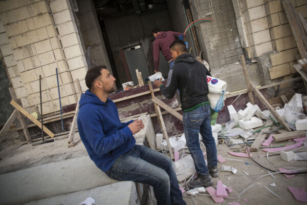 עובדים ערבים באתר בנייה בירושלים, (צילום ארכיון: נורה סבוסניק, פלאש 90)