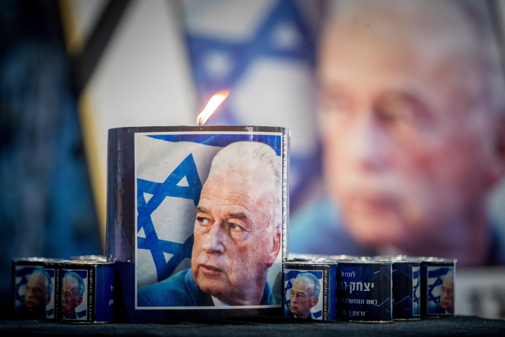 A memorial candle for Prime Minister Yitzhak Rabin at a ceremony marking the 22nd anniversary of his assassination at the President's House in Jerusalem. (Archive photo: Yonatan Zindel / Flash 90)