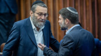 שר האוצר בצלאל סמוטריץ' ויו"ר ועדת הכספים ח"כ משה גפני במליאת הכנסת (צילום: יונתן זינדל/פלאש90)