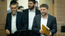 שר האוצר סמוטריץ' עם יו"ר ועדת הכספים משה גפני (יהדות התורה) (צילום: יונתן שינדל, Flash90)