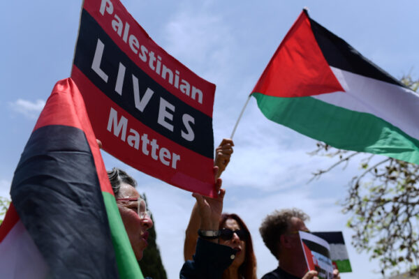 מפגינות עם הדגל הפלסטיני בתל אביב (צילום: תומר נויברג/ פלאש90)