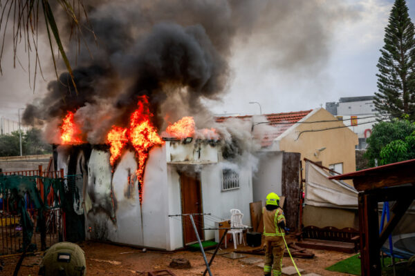 לוחמי אש מכבים שריפה במבנה שנפגע מרקטה בשדרות במהלך מלחמת 'חרבות ברזל' (צילום: יוסי זמיר / פלאש 90)