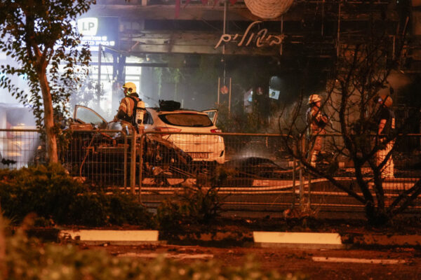 כוחות הצלה במקום בו פגעה רקטה מלבנון בקרית שמונה (צילום ארכיון: אייל מרגולין/פלאש90)