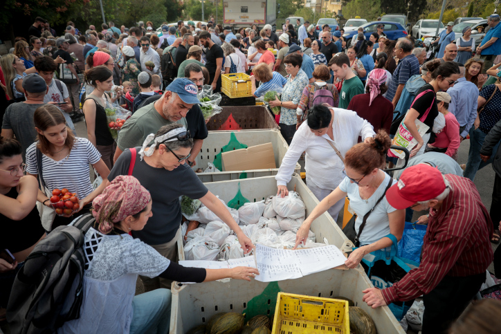 ישראלים קונים תוצרת חקלאית מעוטף עזה, אחרי הטבח ב-7 באוקטובר (צילום: נועם רבקין פנטון/פלאש90)
