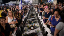 עצרת הזדהות עם משפחות החטופים ב'כיכר החטופים' ברחבת מוזיאון תל אביב (צילום: אבשלום ששוני / פלאש 90)
