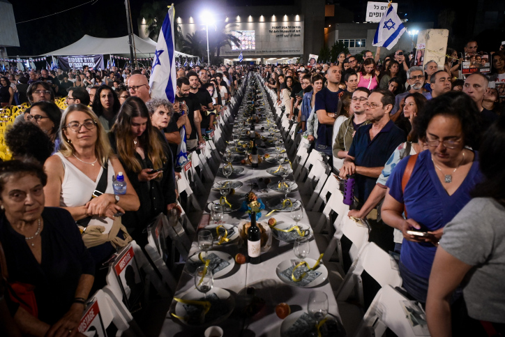 עצרת הזדהות עם משפחות החטופים ב'כיכר החטופים' ברחבת מוזיאון תל אביב (צילום: אבשלום ששוני / פלאש 90)