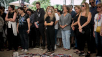 דקת דומייה בכיכר החטופים (הבימה) בתל אביב לזכר קורבנות טבח ה-7 באוקטובר (צילום: מרים אלסטר/ פלאש90)