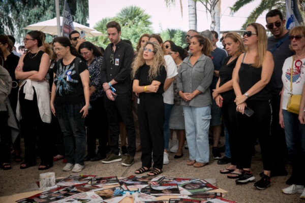 דקת דומייה בכיכר החטופים (הבימה) בתל אביב לזכר קורבנות טבח ה-7 באוקטובר (צילום: מרים אלסטר/ פלאש90)