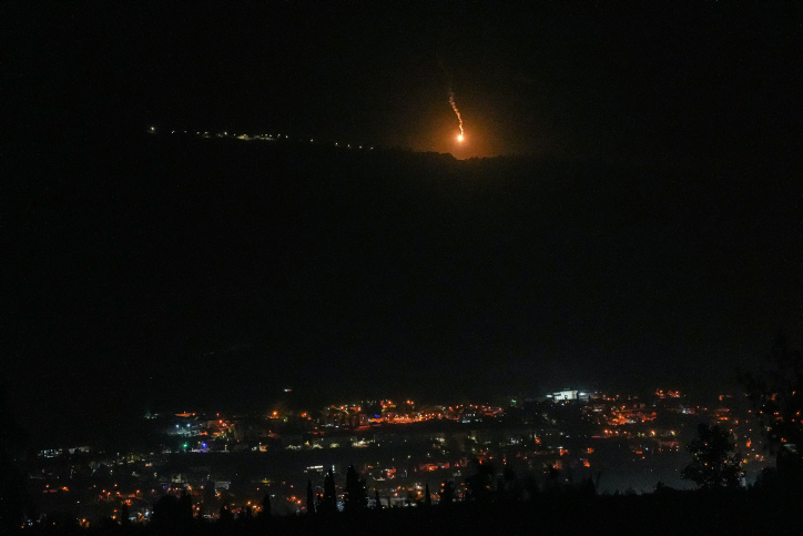 פצצות תאורה של צה״ל בשמי הצפון סמוך לגבול לבנון (צילום: אייל מרגולין, פלאש90)