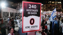 מחאה מול משרדי הצלב האדום בתל אביב, במחאה על אי טיפולם בחטופים הישראלים, נובמבר 2023 (צילום: אבשלום ששוני, Flash90)