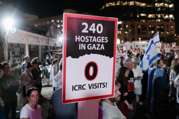 מחאה מול משרדי הצלב האדום בתל אביב, במחאה על אי טיפולם בחטופים הישראלים (צילום: אבשלום ששוני, Flash90)