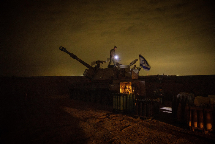 חיילי תותחנים של צה״ל על גבול רצועת עזה (צילום: יונתן זינדל/ פלאש90)