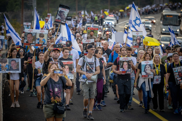 בני משפחות החטופים ואלפי ישראלים צועדים לירושלים, בדרישה לשחררם משבי חמאס בעזה (צילום: יונתן זינדל/פלאש90)