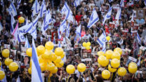 צעדת משפחות החטופים בכניסה לירושלים (צילום: יונתן זינדל/פלאש90)