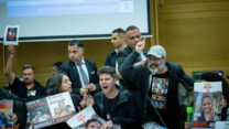 משפחות החטופים בדיון בכנסת (צילום: יונתן זינדל, פלאש90)