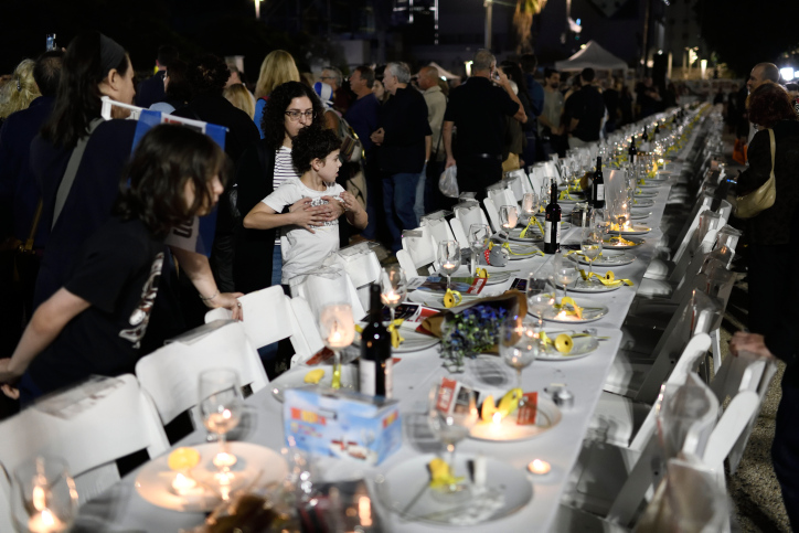 שולחן ארוחת שישי לחטופים בעזה, שהוצב מחוץ למוזיאון תל אביב לאומנות (צילום: גילי יערי /פלאש90)