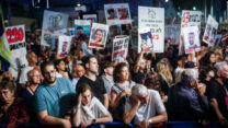 עצרת בכיכר החטופים בתל אביב (צילום: מרים אלסטר/ פלאש90)
