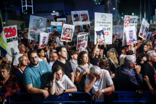 מפגינים בכיכר החטופים בתל אביב (צילום ארכיון: מרים אלסטר / פלאש 90)