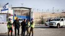 כוחות משטרה ושב״ס מחוץ לבית כלא עופר לקראת הפעימה השלישית של שחרור האסירים הצפוי (צילום: יונתן זינדל/ פלאש90)