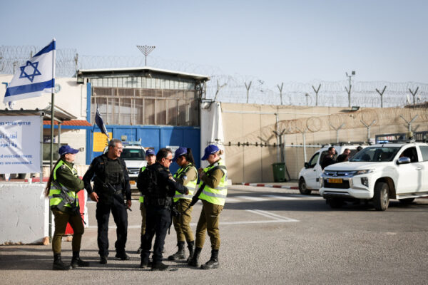 כוחות משטרה ושב״ס מחוץ לבית כלא עופר לקראת הפעימה השלישית של שחרור האסירים הצפוי (צילום: יונתן זינדל/ פלאש90)